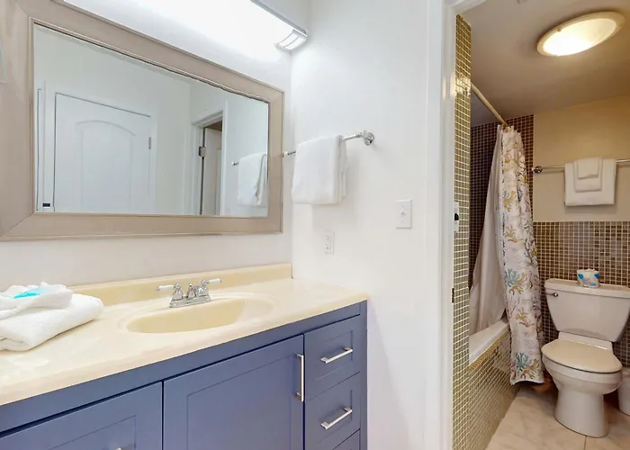 Beachfront With Pool Private Balcony & Washer And Dryer Holiday home